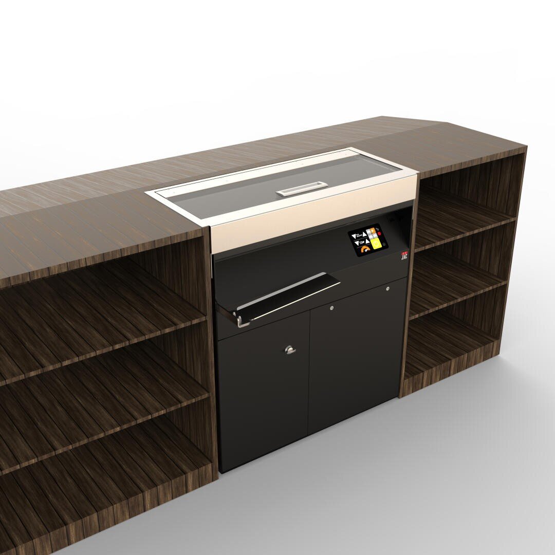 Ein moderner, schwarzer, holzgetäfelter Selbstbedienungskiosk mit einer Touchscreen-Oberfläche, flankiert von offenen Holzregalen auf beiden Seiten, vor einem schlichten weißen Hintergrund.