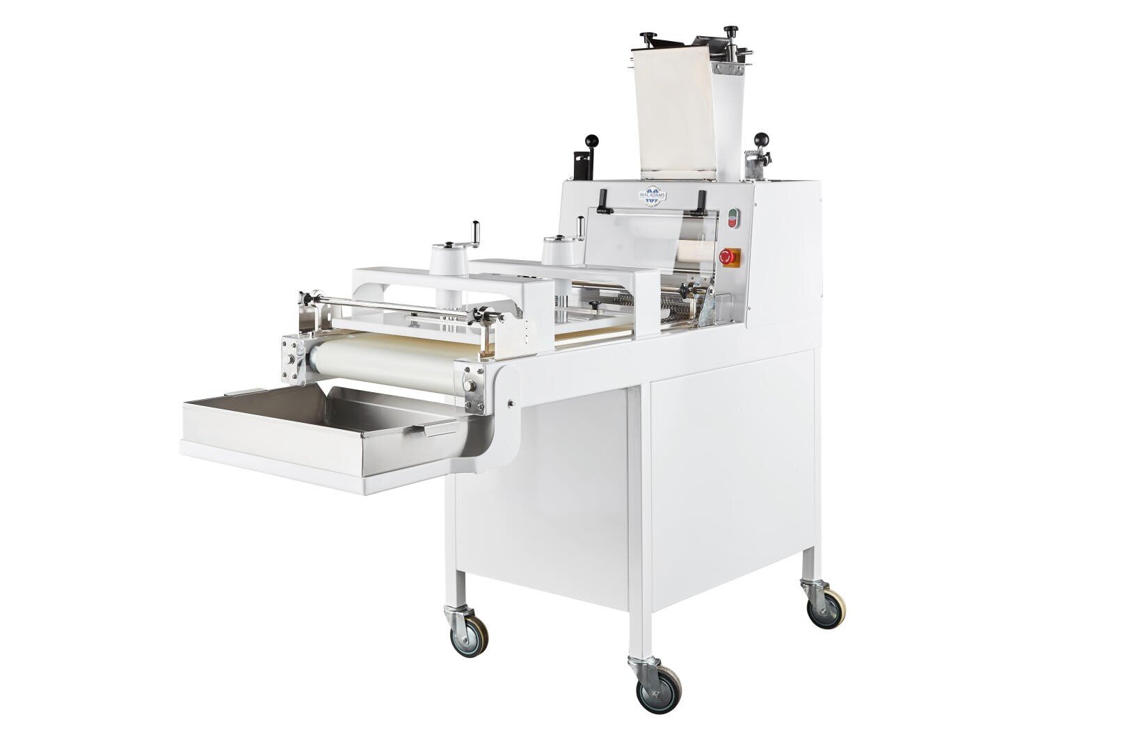 Eine große industrielle Teigausrollmaschine mit einem Metallrahmen, Bedientasten und einem Tablett zum Auffangen des verarbeiteten Teigs, das zur Mobilität auf vier Lenkrollen montiert ist.
