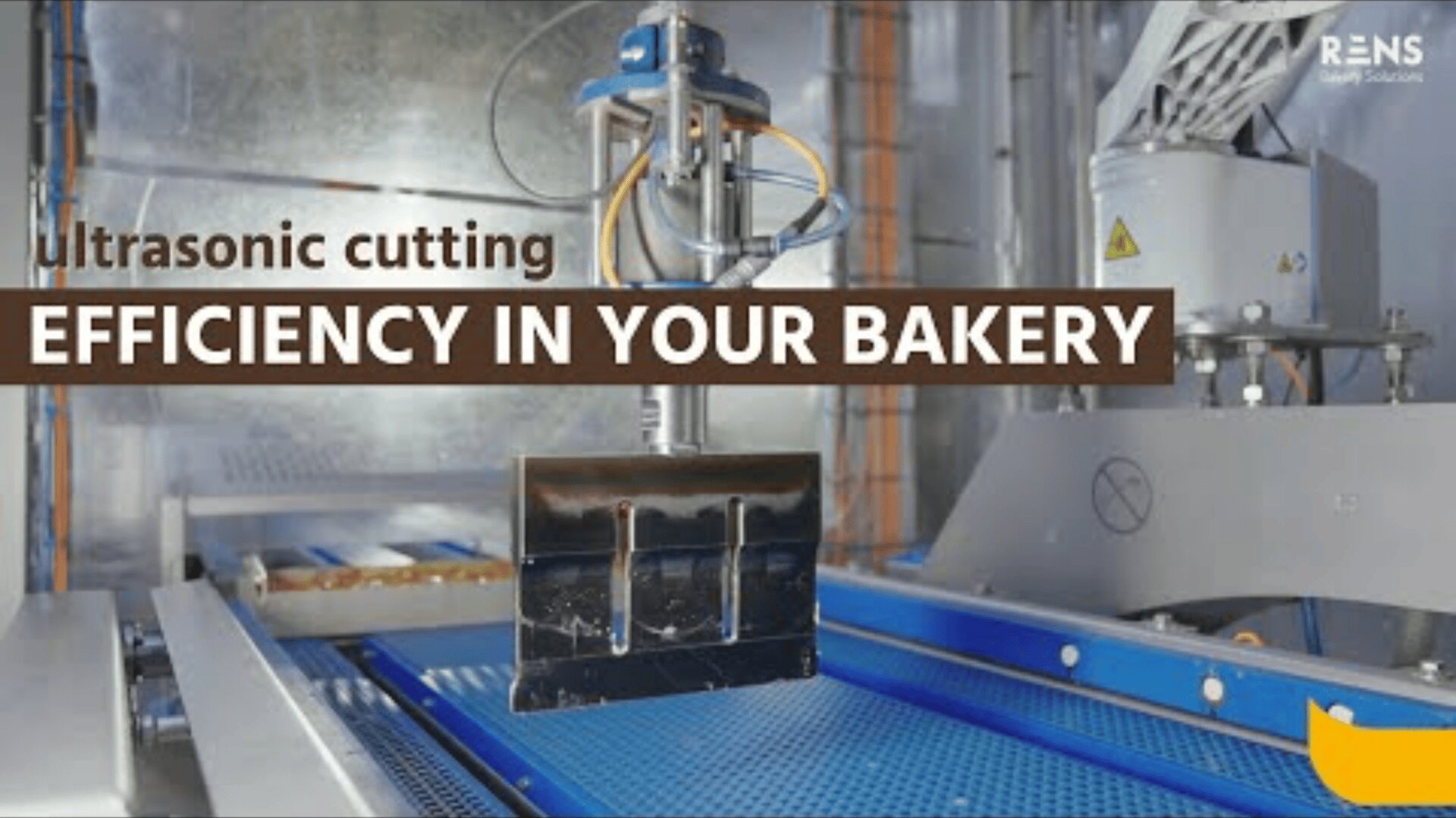 Eine industrielle Ultraschall-Schneidemaschine läuft auf einem blauen Förderband in einer modernen Bäckerei. Über dem Textfeld steht „Effizienz beim Ultraschallschneiden in Ihrer Bäckerei“.