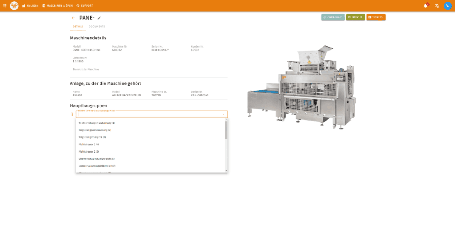 Screenshot einer Softwareoberfläche mit Maschinendetails auf Deutsch, mit einem Bild von Industriemaschinen auf der rechten Seite und einem Dropdown-Menü zur Auswahl von Hauptgruppen auf der linken Seite.