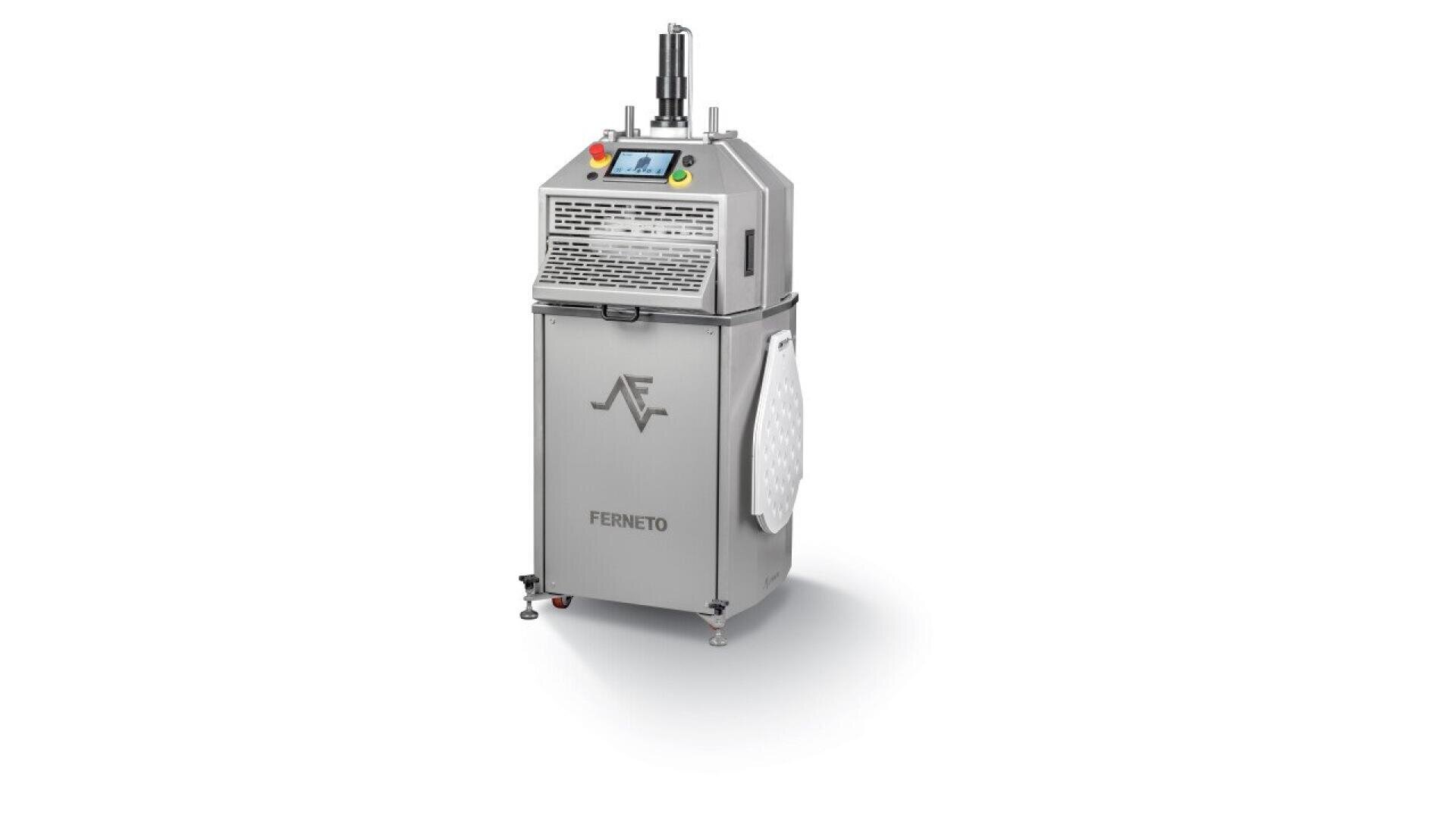 Eine industrielle Teigteilmaschine aus Edelstahl mit Bedientasten, einer Digitalanzeige und einem seitlich angebrachten Stoffbeutel. Die Maschine ist mit FERNETO beschriftet und steht auf verstellbaren Metallfüßen vor einem weißen Hintergrund.