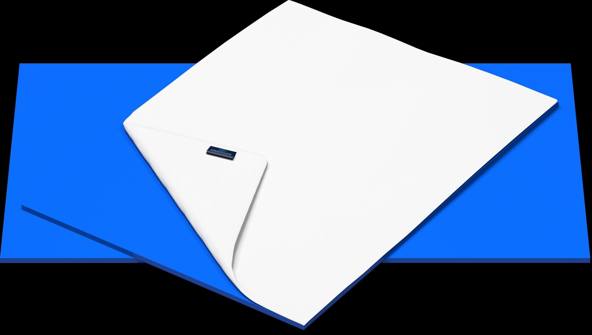 Auf einer blauen rechteckigen Fläche liegt eine weiße Matratzenauflage, bei der eine Ecke umgeklappt ist und ein kleines blaues Etikett sichtbar wird.