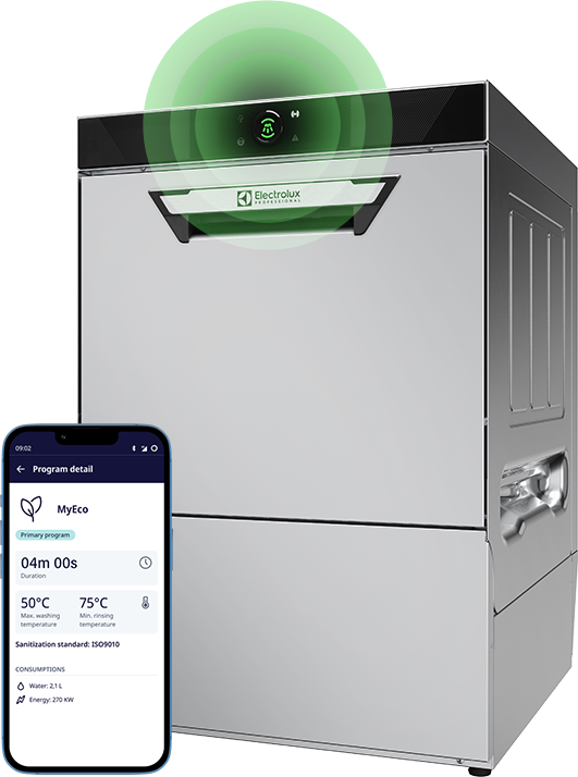 Ein Electrolux-Geschirrspüler aus Edelstahl sendet grüne Wi-Fi-Signale von der oberen Platte aus. Davor zeigt ein Smartphone über eine verbundene App die Details des MyEco-Waschprogramms an.